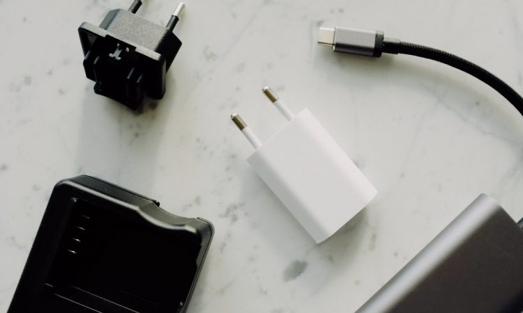 V EU od sredine leta 2024 enoten polnilnik elektronskih naprav