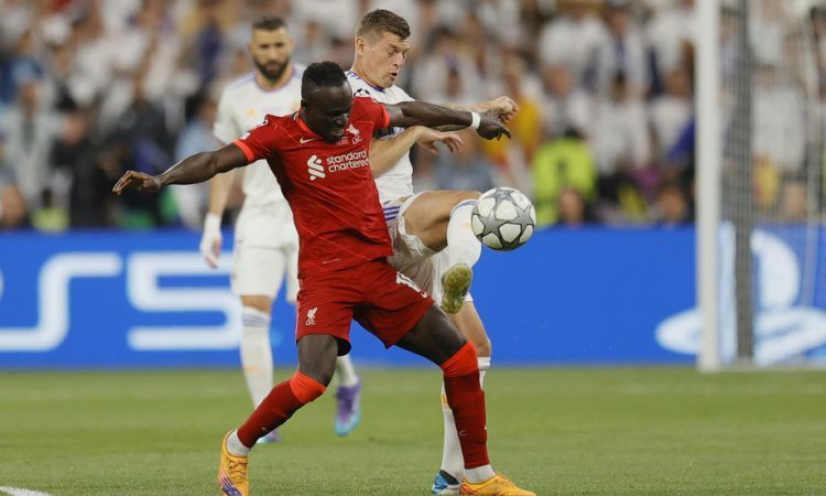 Mane opravil zdravniški pregled v Münchnu in poziral v majici Bayerna