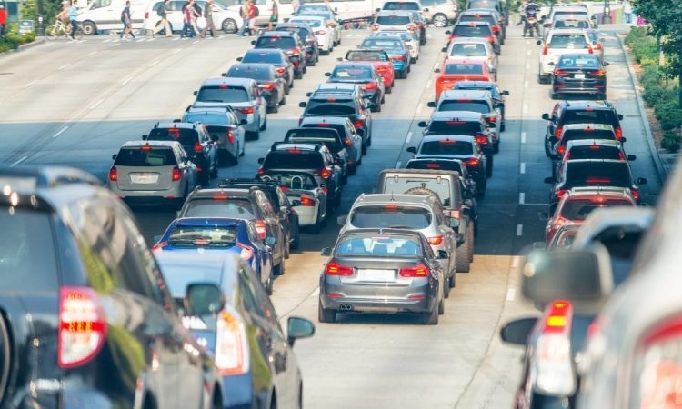 Policija svetuje strpnost in previdnost na cestah