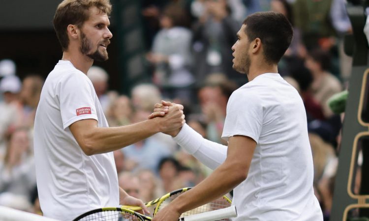 Đoković in Alcaraz brez težav v osmino finala Wimbledona, Sakari izpadla