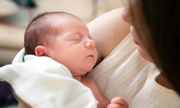 V lanskem letu največ očetov priznalo očetovstvo pred rojstvom otroka