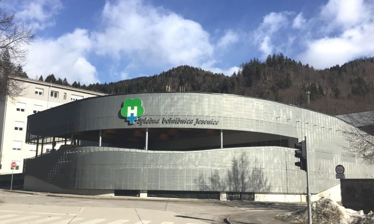V jeseniški bolnišnici znova opozarjajo na prostorsko stisko, posebno v internistiki