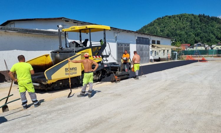 Do igrišča sedaj po asfaltu