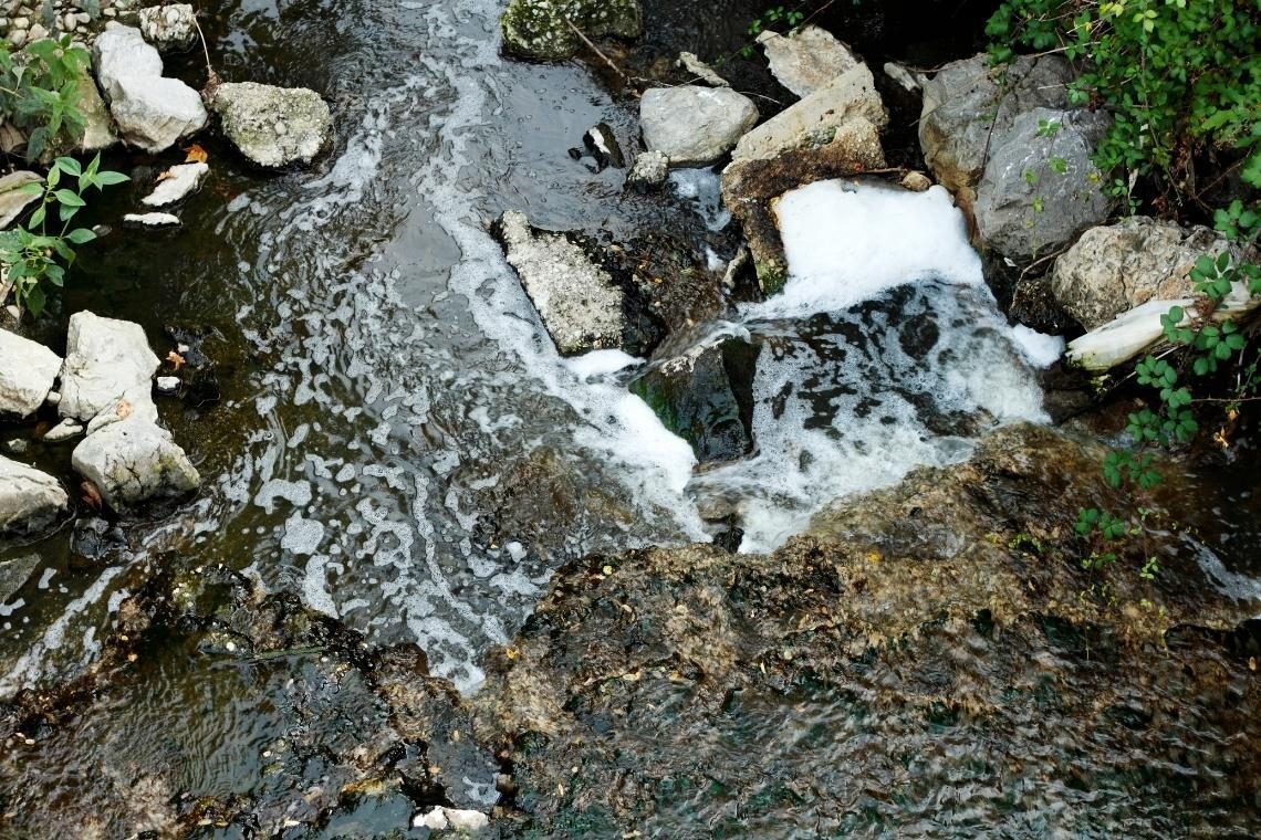 Na območju Bohinja opažajo onesnaženje potoka Ribnica