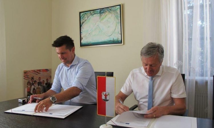 V Radovljici podpisali pogodbo za gradnjo komunalne infrastrukture v Kamni Gorici