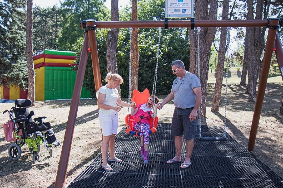 V Novi Gorici odprli gugalnico za gibalno ovirane otroke