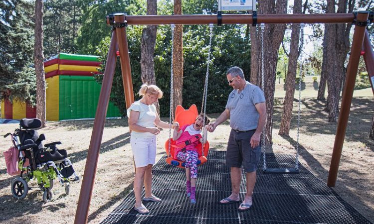 V Novi Gorici odprli gugalnico za gibalno ovirane otroke