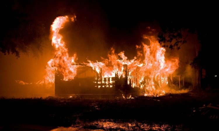 Na Krasu zaradi požara evakuacija štirih vasi