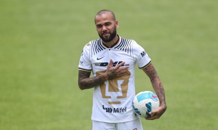 Dani Alves potrdil, da bo kariero nadaljeval v Mehiki