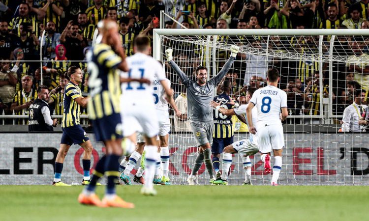 Uefa sprožila preiskavo obnašanja navijačev Fenerbahčeja