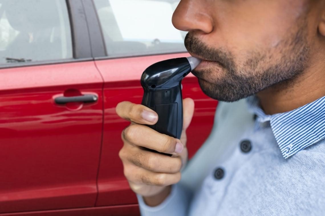 Opit motorist v naselju z 92 kilometri na uro