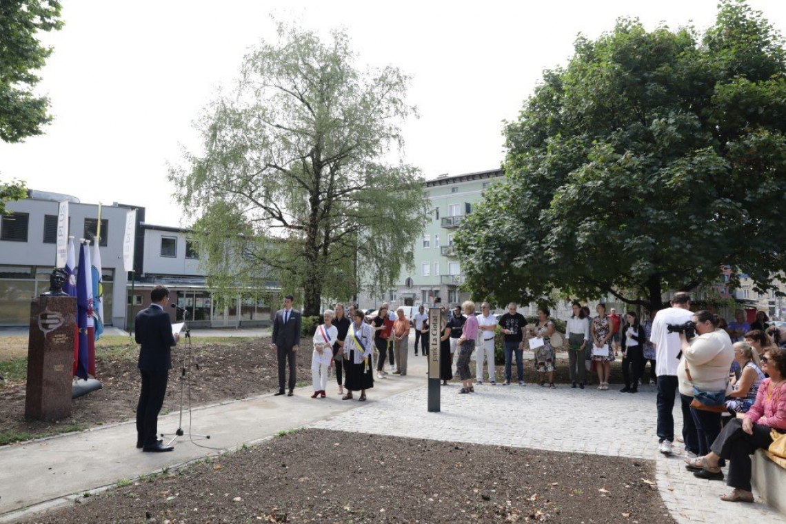 Kranjski park z novo podobo in novim kipom Prešernovega sodobnika