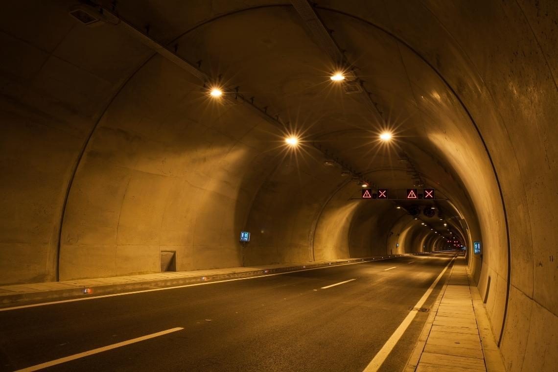 Predor pod Ljubljanskim gradom zaprt