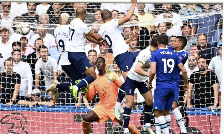 Kane globoko v sodniškem dodatku Tottenhamu priigral točko