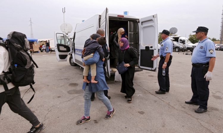 Voznik pobegnil v gozd, njegov avto z migranti pa je trčil v policijsko vozilo