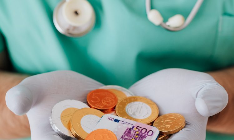 Skupščina ZZZS zaskrbljena zaradi nedostopnosti zdravstvenih storitev in izvajanja zakona o dolgotrajni oskrbi