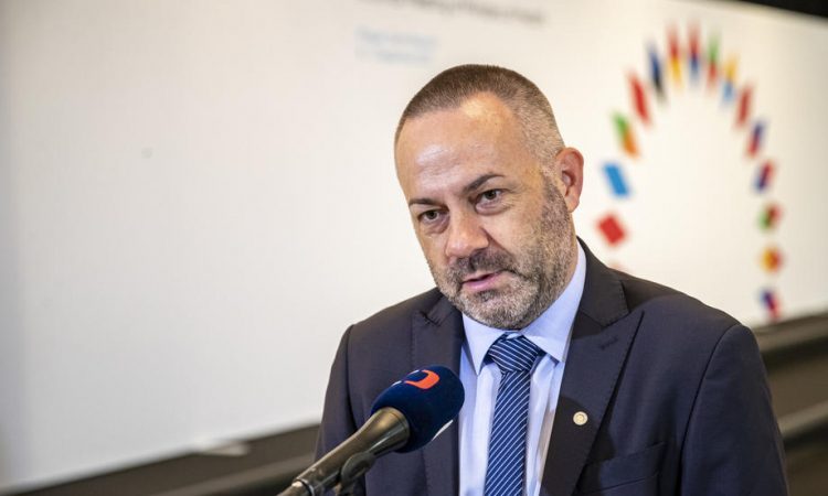 Sindikati zdravstva in socialnega varstva pred nadaljevanjem pogajanj pričakujejo še izhodišča glede zdravniških plač