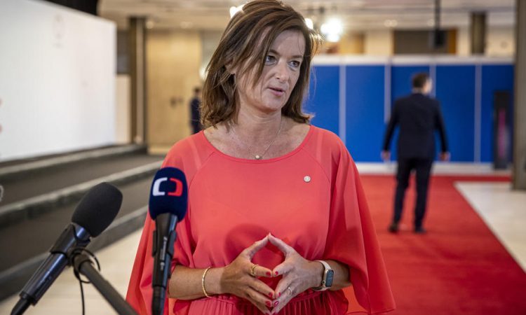 Fajonova danes po nov mandat na čelu SD