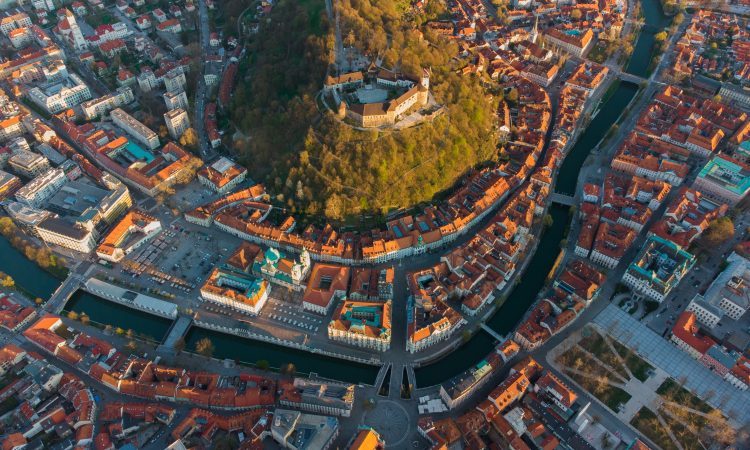 Ljubljanski svetniki podražili globo za neplačilo parkirnine in vožnjo z vzpenjačo
