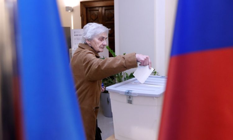 Začenja se kampanja pred referendumi o treh zakonih