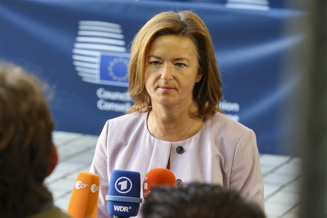 Fajonova Pahorja po njegovi napovedi o ponovni aktivaciji v stranki povabila na pogovor
