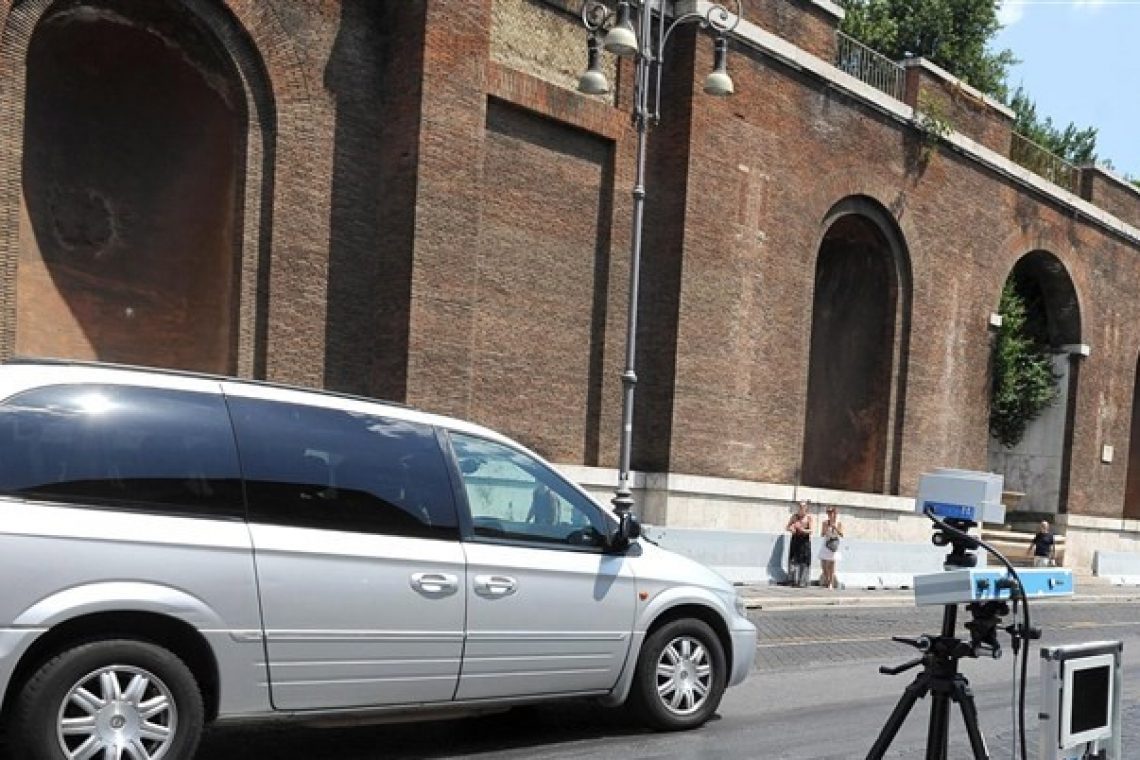 Opit na avtocesti vozil 200 kilometrov na uro