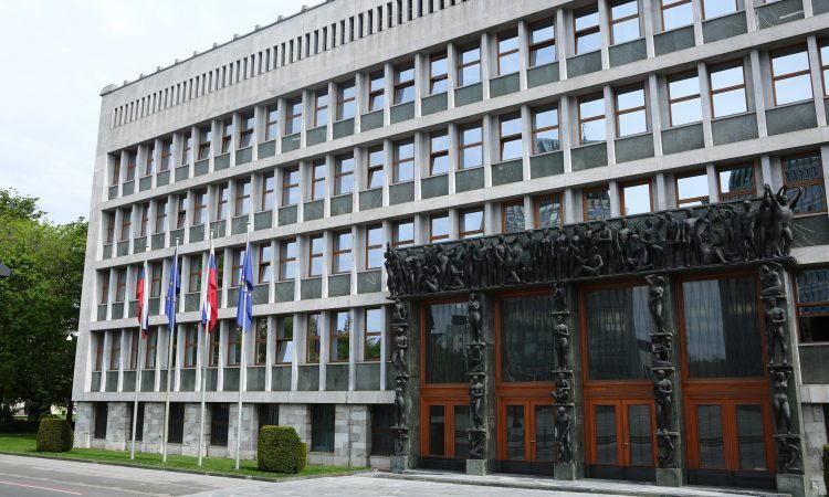 Razpis referenduma o dohodnini brez širše podpore