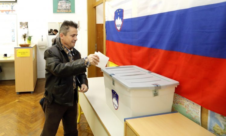 V 47 občinah danes drugi krog županskih volitev