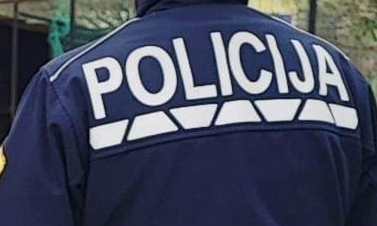 Policija zbira informacije o nevarni vožnji črnega peugeota po Mariboru