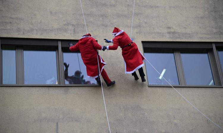 Božički med spustom z vrha pediatrične klinike pozdravili male bolnike