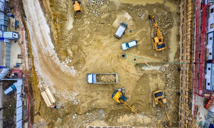 Na gradbišču v Mariboru oseba padla v približno deset metrov globok jašek