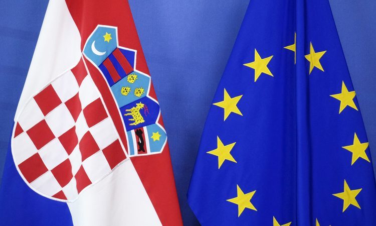 Hrvaška danes ponoči vstopa v schengen in evrsko območje