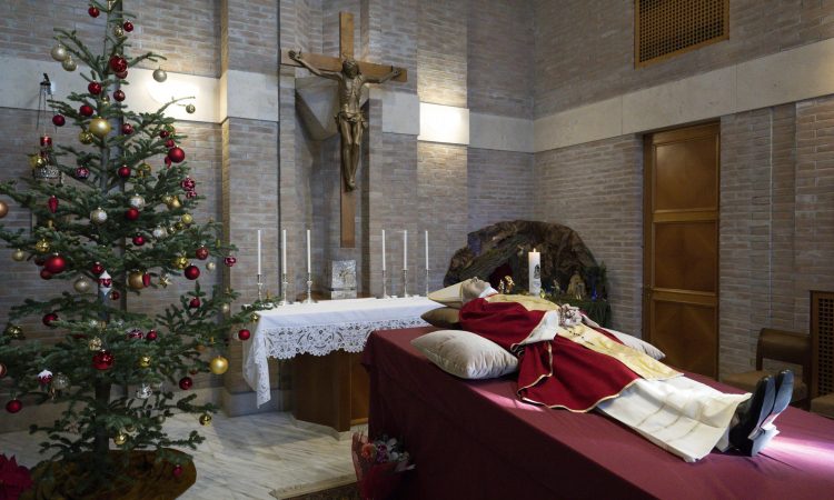 Verniki se bodo od danes lahko poslovili od Benedikta XVI.