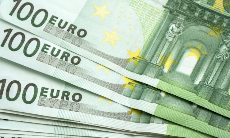 Minimalna plača se zvišuje za 100 evrov neto