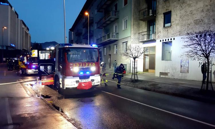 V Kranju pogorelo stanovanje v večstanovanjski stavbi, dve osebi poškodovani