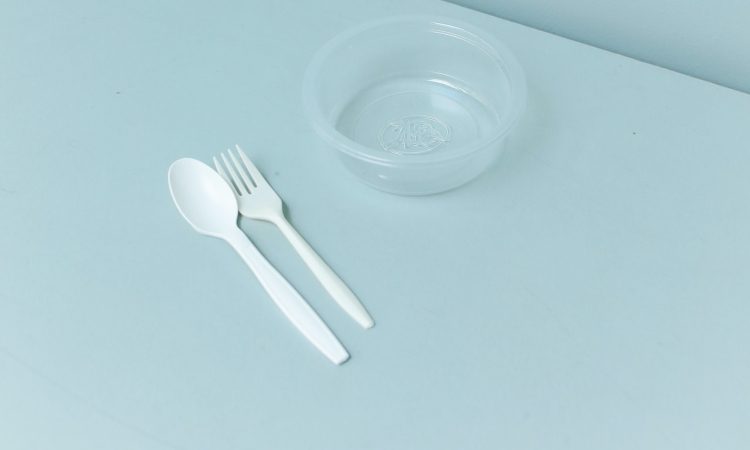 V Angliji z oktobrom prepovedani plastični izdelki za enkratno uporabo