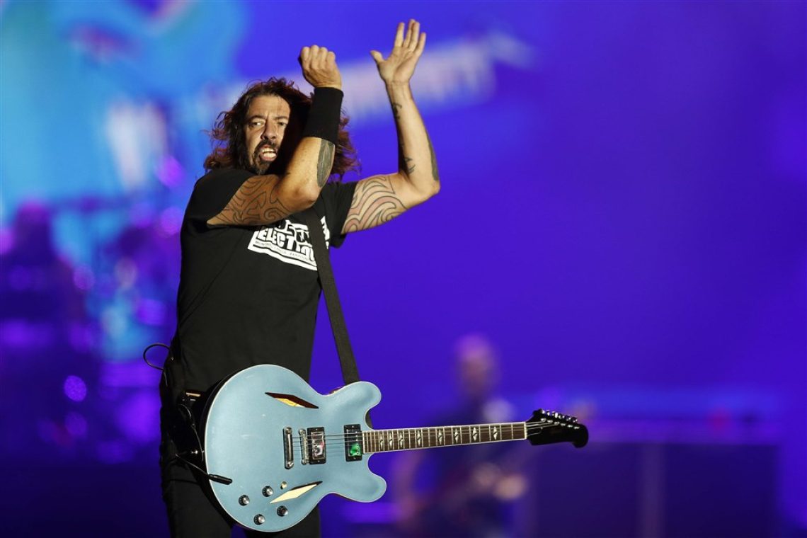 Foo Fighters napovedali prve koncerte po smrti bobnarja Hawkinsa