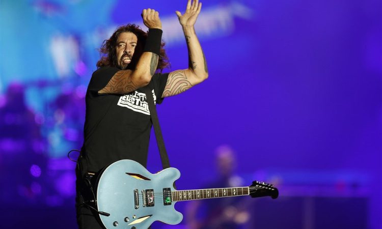 Foo Fighters napovedali prve koncerte po smrti bobnarja Hawkinsa