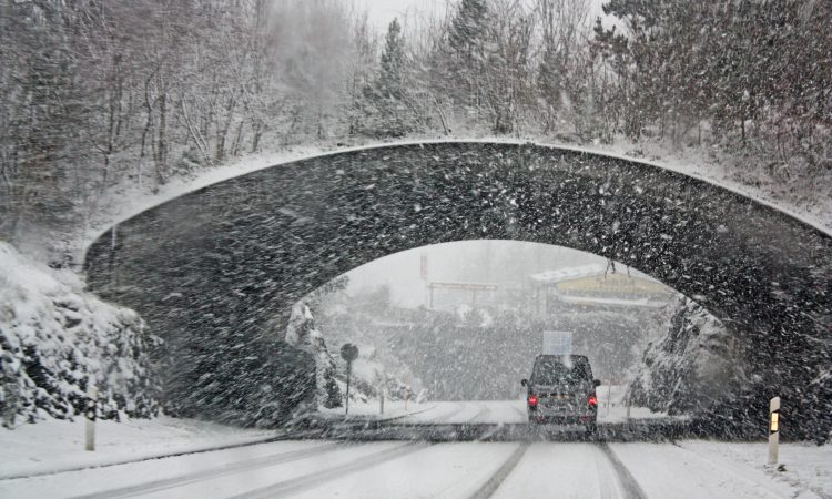 Sneg ponekod že povzroča težave v prometu