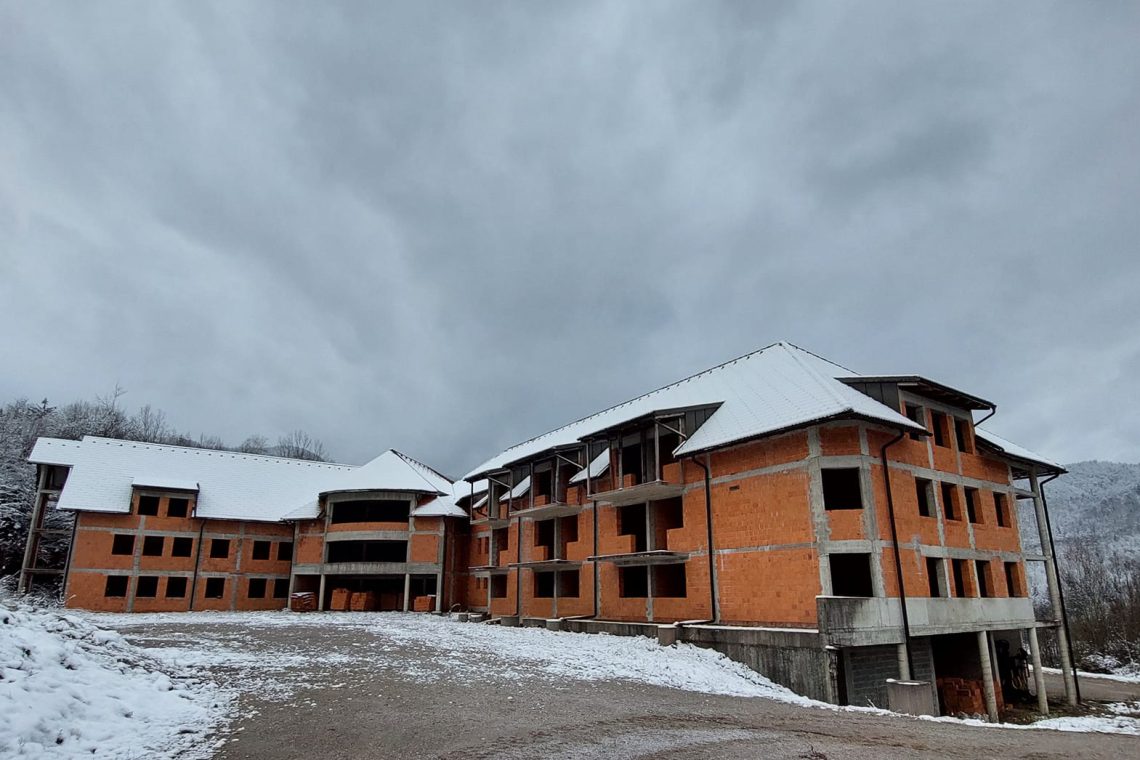 Država naj bi nadaljevala projekt dokončanja doma starejših v Osilnici