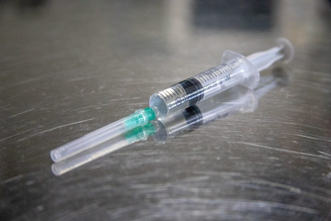 Moški v Kranju grozil z injekcijsko iglo in ukradel denar