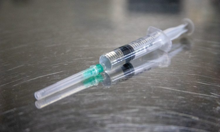 Moški v Kranju grozil z injekcijsko iglo in ukradel denar