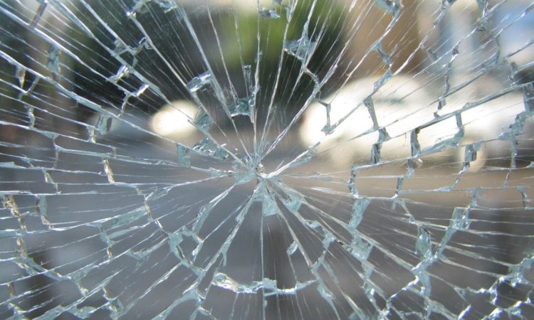 V Mariboru moški razbil šipo na avtobusu in lažje poškodoval voznika