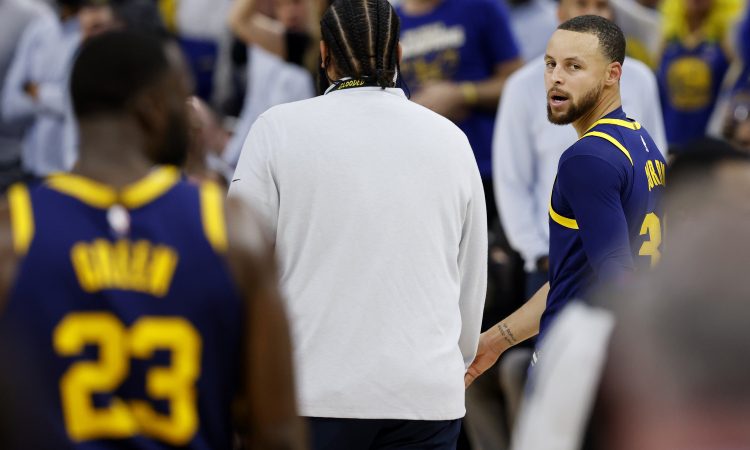 Curry in Embiid dobila po 25.000 dolarjev kazni