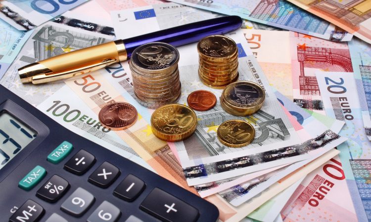 Koalicijski vrh na Brdu pri Kranju danes o reformi sistema plač