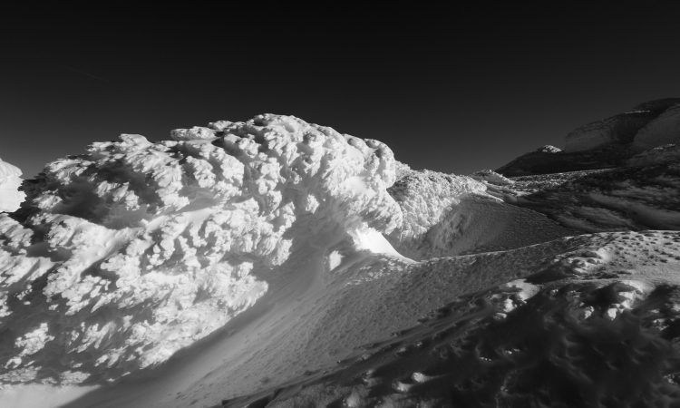 Na območju Zelenice se sprožajo snežni plazovi