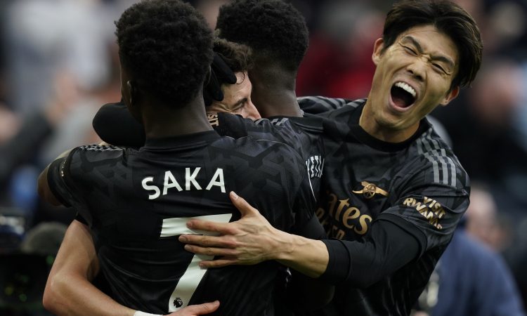 Arsenal spet sam na vrhu