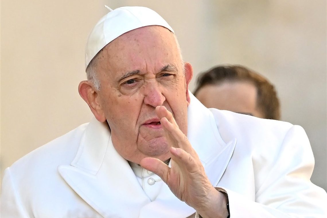 Papeža zadržali v bolnišnici zaradi okužbe dihal