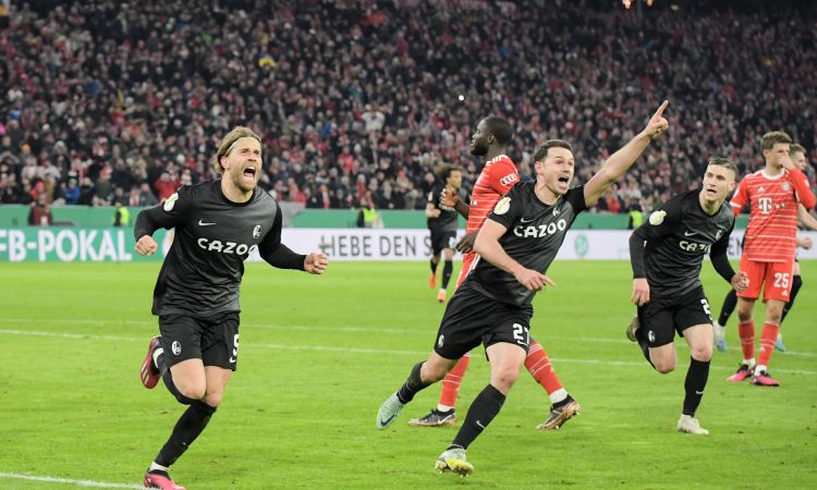 Freiburg v gosteh presenetljivo izločil Bayern v četrtfinalu pokala