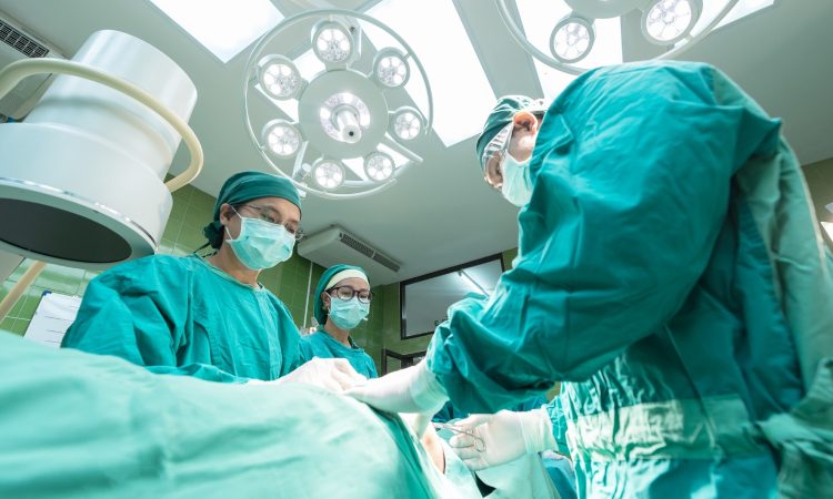 Deklica Eva uspešno prestala operacijo v ZDA